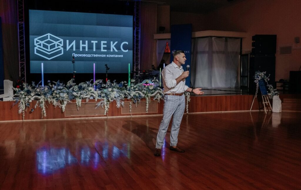 Выступление на бизнес-форуме (фото ledyibusiness.ru)